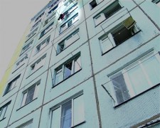 В Красноярске упавшая из окна 14 этажа 7-летняя девочка госпитализирована в тяжелом состоянии
