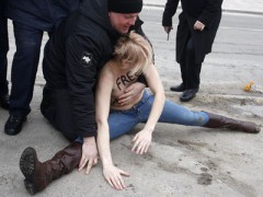 Активистки Femen разделись перед Путиным и Меркель у стенда Volkswagen на ярмарке в Ганновере