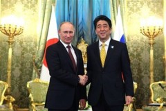 Премьер Японии подарил Путину лыжи и получил в ответ бутылку вина