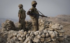 При перестрелке пограничников на границе Пакистана и Афганистана погиб один человек, двое ранены