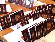 В Ростове инспектора паспортного стола задержали за получение взятки