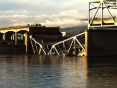 Автомобили с людьми посыпались в реку при обрушении моста в США