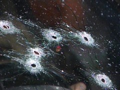 В центре Москвы шестеро в масках обстреляли иномарку