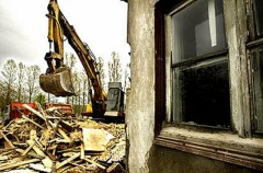 В Астрахани строители едва не снесли дом вместе с жильцами