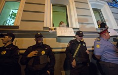 В Москве у офиса Льва Пономарева полицейские задержали еще двух человек