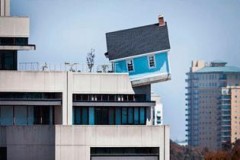 Предприимчивый украинец построил себе домик на крыше многоэтажки