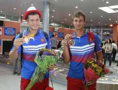Гребцов Даниила Андриенко и Ростислава Дрожжачих, вернувшихся с Универсиады, чествовали в краснодарском аэропорту
