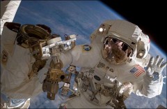 Из-за воды в шлеме астронавта экипаж МКС прервал выход в открытый космос