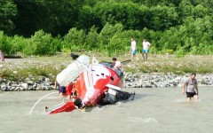 Вертолет рухнул в сочинскую реку, пилот остался жив