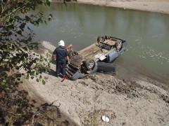 ВАЗ-21115 сорвался в реку в Апшеронске