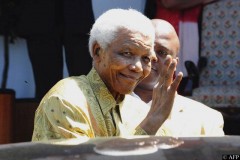 Экс-президент ЮАР Н. Мандела продолжит лечение у себя дома