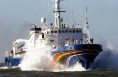 Пограничники открыли предупредительный огонь по судну Greenpeace рядом с нефтедобывающей платформой