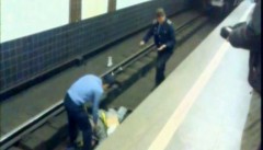 Человек упал на рельсы на станции московского метро 