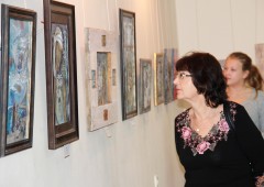 В Невинномысске открылась выставка Зои Козловской «Легенды птицы Гамаюн»