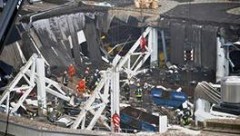 Спасатели продолжают разгребать завалы обрушившегося супермаркета в Риге