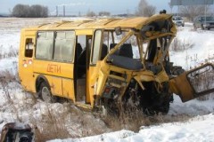 Под Иркутском автобус с возвращавшимися с предметной олимпиады школьниками врезался в груженый лесом 