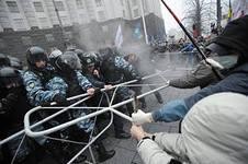 Митингующие в Киеве сносят щиты возле новогодней ёлки