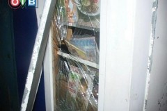 В Курские двое собутыльников в 4 утра разбили газетный киоск, чтобы почитать прессу