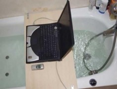 В Иркутской области мужчина, принимая ванну с ноутбуком, погиб от разряда электричества