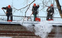 В Москве при чистке снега двое рабочих сорвались с крыши посольства Шри-Ланки