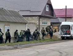 В КБР заблокированных в доме боевиков призывают сдаться