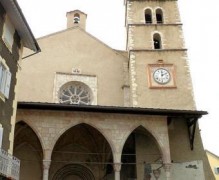 Крыша церкви рухнула на священника во время рождественской мессы во Франции