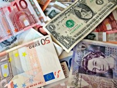 На открытии торгов валюта упала на 4 рубля