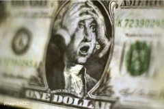 Впервые с 5 декабря доллар упал ниже 52,5 рубля