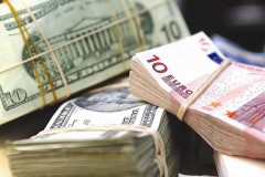 Доллар и евро резко подорожали до 53 и 57 рублей