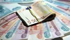 Впервые с февраля евро поднялся до 77 рублей