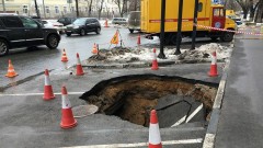 Автомобиль провалился в яму в центре Москвы