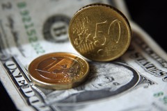 Впервые с 19 августа доллар упал ниже 64 рублей