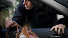 В Краснодаре житель Абхазии украл дамскую сумочку из машины