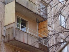 В Екатеринбурге пьяная женщина чуть не сбросила с балкона ребенка