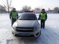 Ставропольские автоинспекторы оказали помощь водителю и пассажирам такси, попавшим в беду при сильном морозе и снегопаде