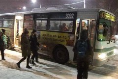 ЧП на Камчатке: автобус почти 2 км тащил по дороге зажатую дверью женщину (видео)