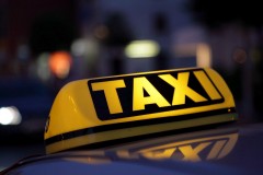 В Омске таксист в наказание запер пассажира в багажнике и заставил облиться зеленкой