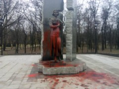В Киеве неизвестные облили краской памятник активистке Организации украинских националистов