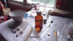 На Кубани двое мужчин организовали наркопритон у себя дома