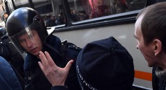 Полиция задержала более 30 человек на прогулке оппозиции в центре Москвы