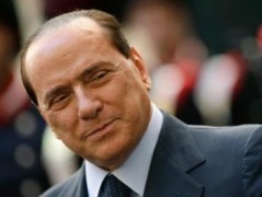 Экс-премьер Италии Берлускони упал и разбил губу