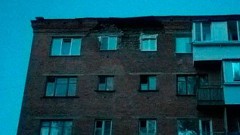 В Омске рухнула стена хрущевки, люди ночевали в автобусе