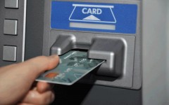 На Кубани двух мужчин, взявших чужие деньги из банкомата, подозревают в краже