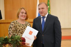 Мурат Кумпилов вручил жилищные сертификаты молодым семьям и специалистам, работающим на селе
