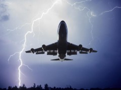 Молния ударила в два самолета на подлете к Москве