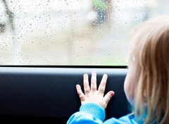В России запретили оставлять в машине одних детей до 7 лет