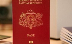 Саакашвили могут выдать паспорт негражданина Латвии