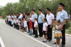 В Калмыкии полицейские поздравили детей сотрудников, идущих впервые в школу