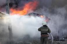 В Москве после тушения пожара в заброшенной строительной бытовке обнаружены тела двоих мужчин и женщины