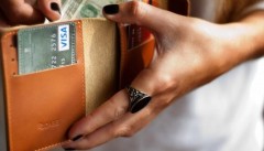 В Михайловске женщина украла кошелек с деньгами и банковскими картами